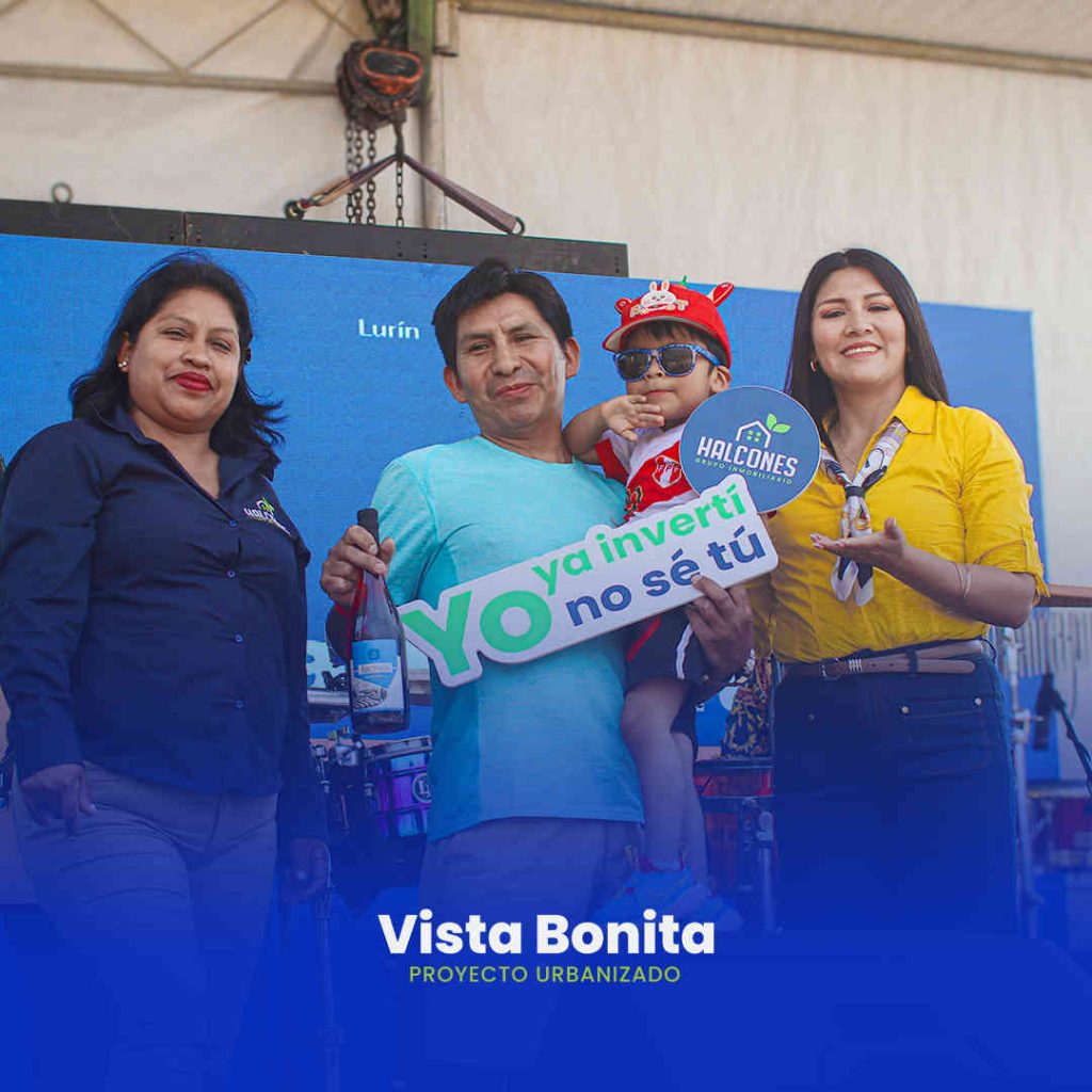 Familia Feliz por su inversión – Vista Bonita